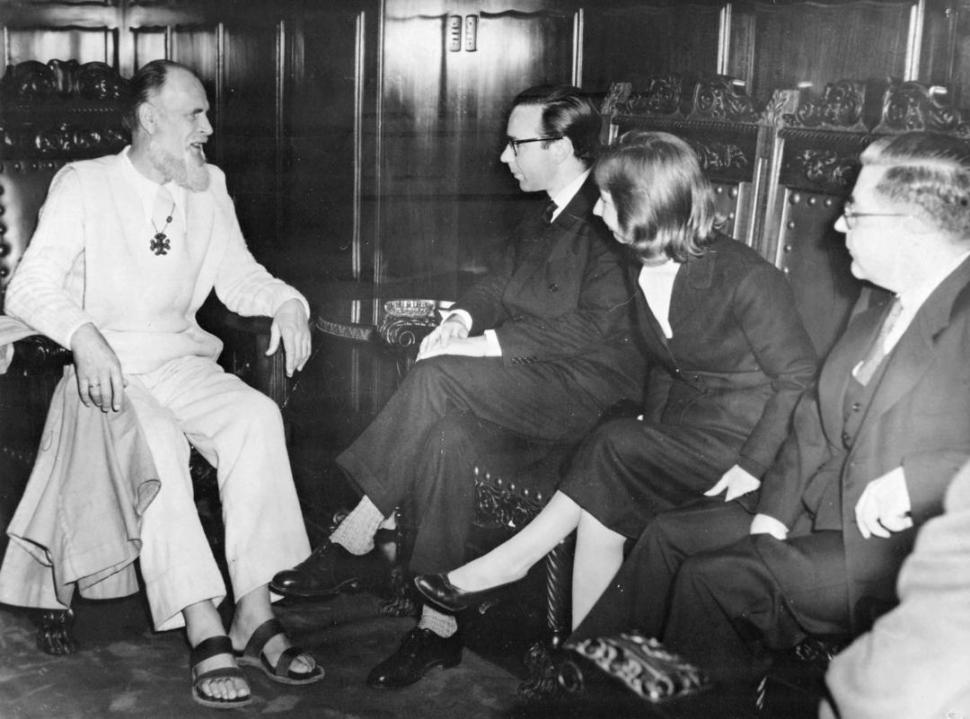 - EN LA GACETA. Lanza del Vasto dialoga con María Eugenia Valentié, Ricardo Casterán y Daniel Alberto Dessein, durante su visita, en 1957.-
