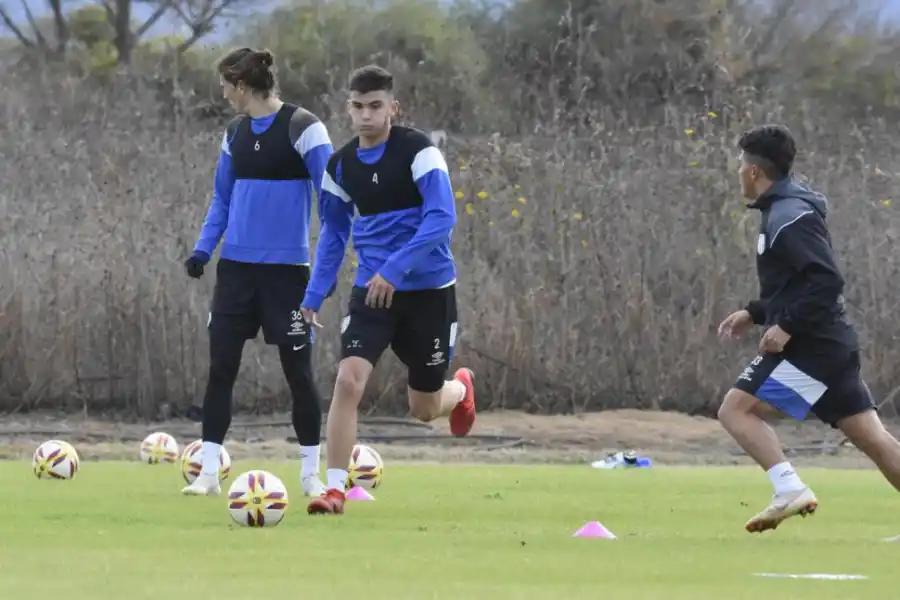 EN ACCIÓN. Gissi y Albornoz lucen el GPS durante un entrenamiento “Decano”. 
