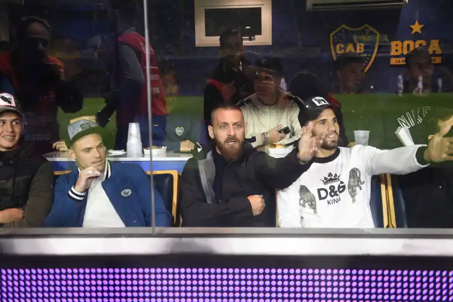 NERVIOSOS. Nández, De Rossi y López siguen el partido de Boca.TÉLAM