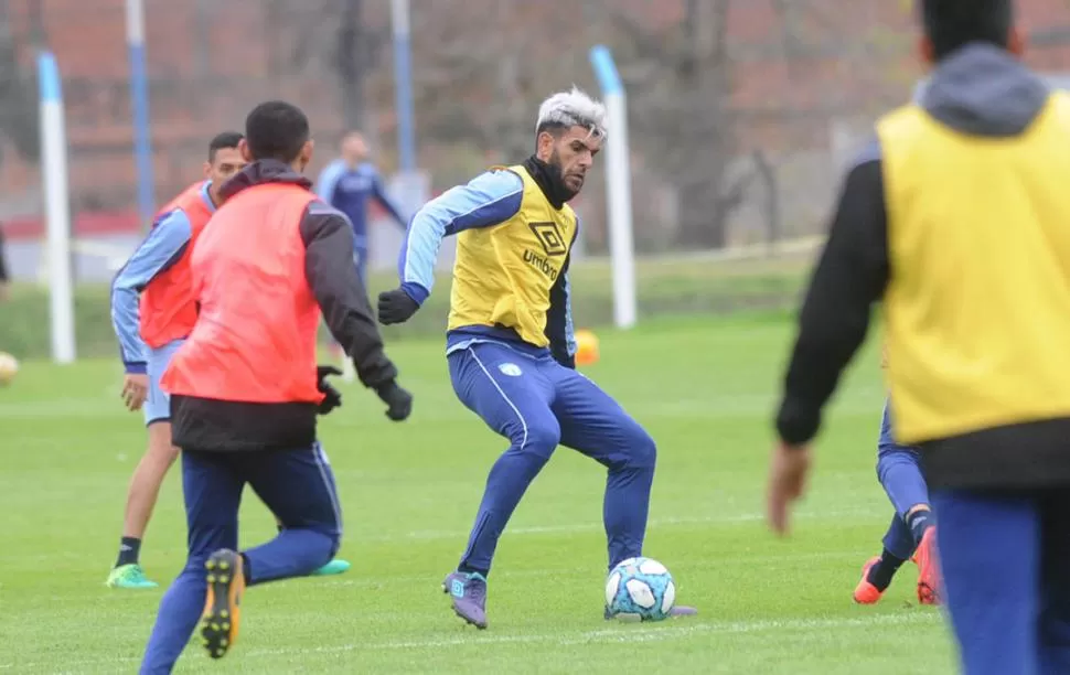 CARTA GOLEADORA. Toledo recibe la pelota durante un entrenamiento en Ojo de Agua. El delantero fue clave para Atlético durante la segunda parte de la anterior temporada y espera volver a serlo ahora. la gaceta / foto de hector peralta