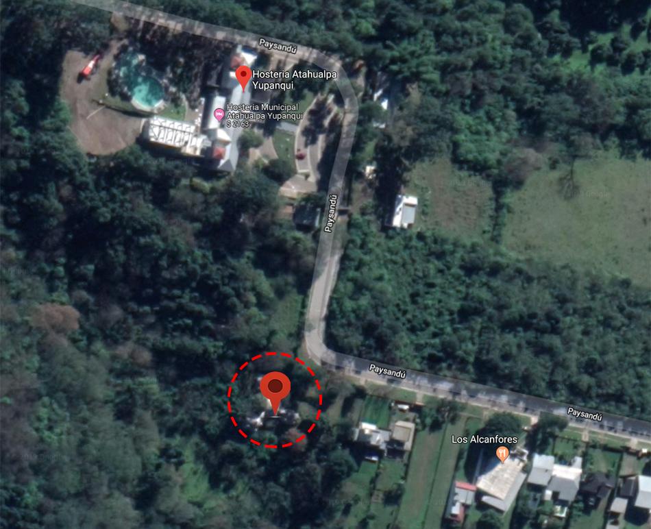 La casa abandonada está a metros del acceso de la Hostería Atahualpa Yupanqui.