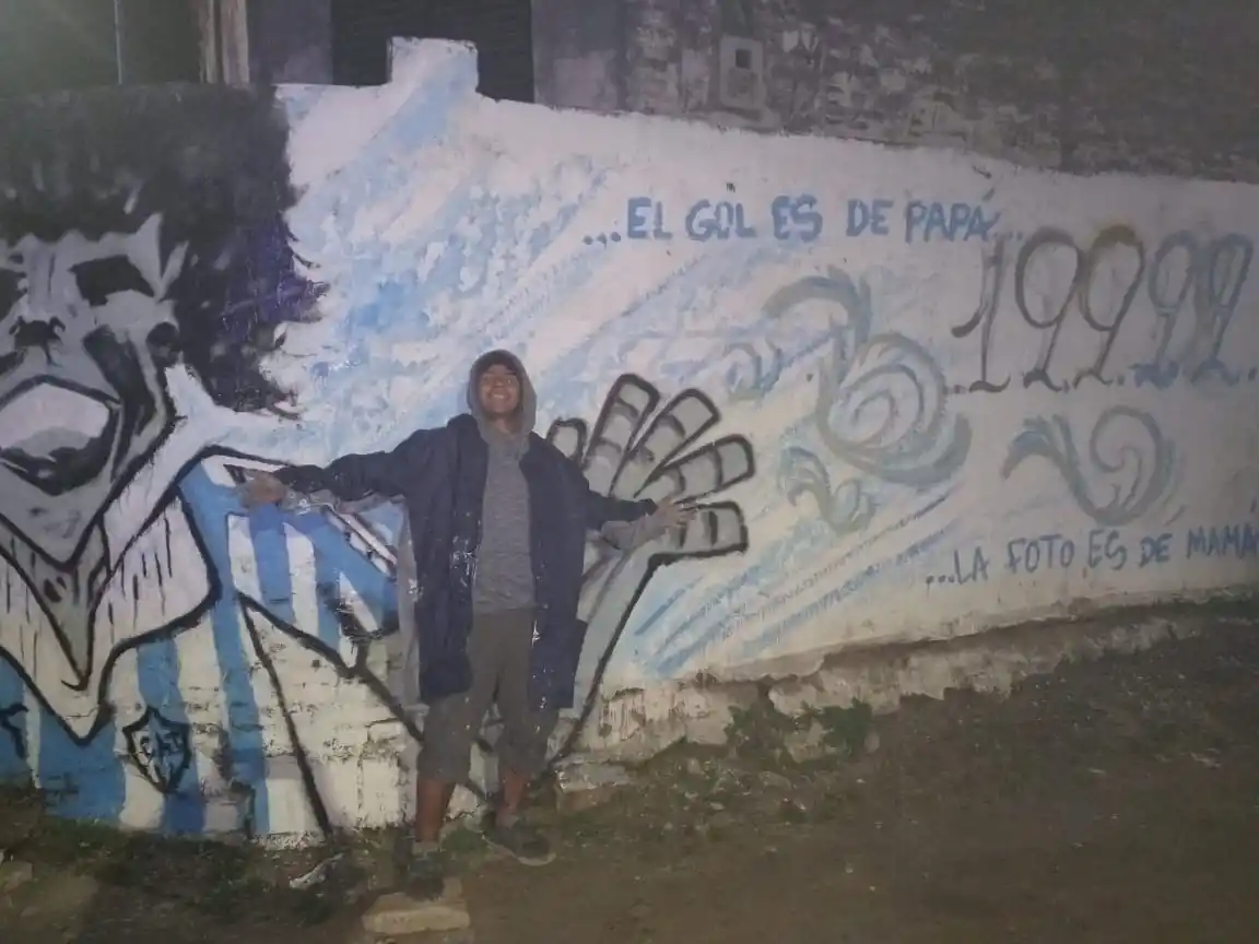 UNA IMAGEN CONOCIDA. Eneas junto al dibujo de su papá, Mauro Amato.