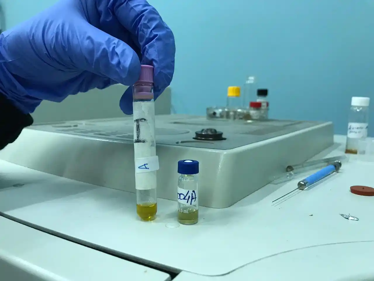 ANÁLISIS. En el laboratorio LISA de la UNT cuentan con un cromatógrafo para conocer la composición exacta de cualquier sustancia, entre ellas el aceite de cannabis.