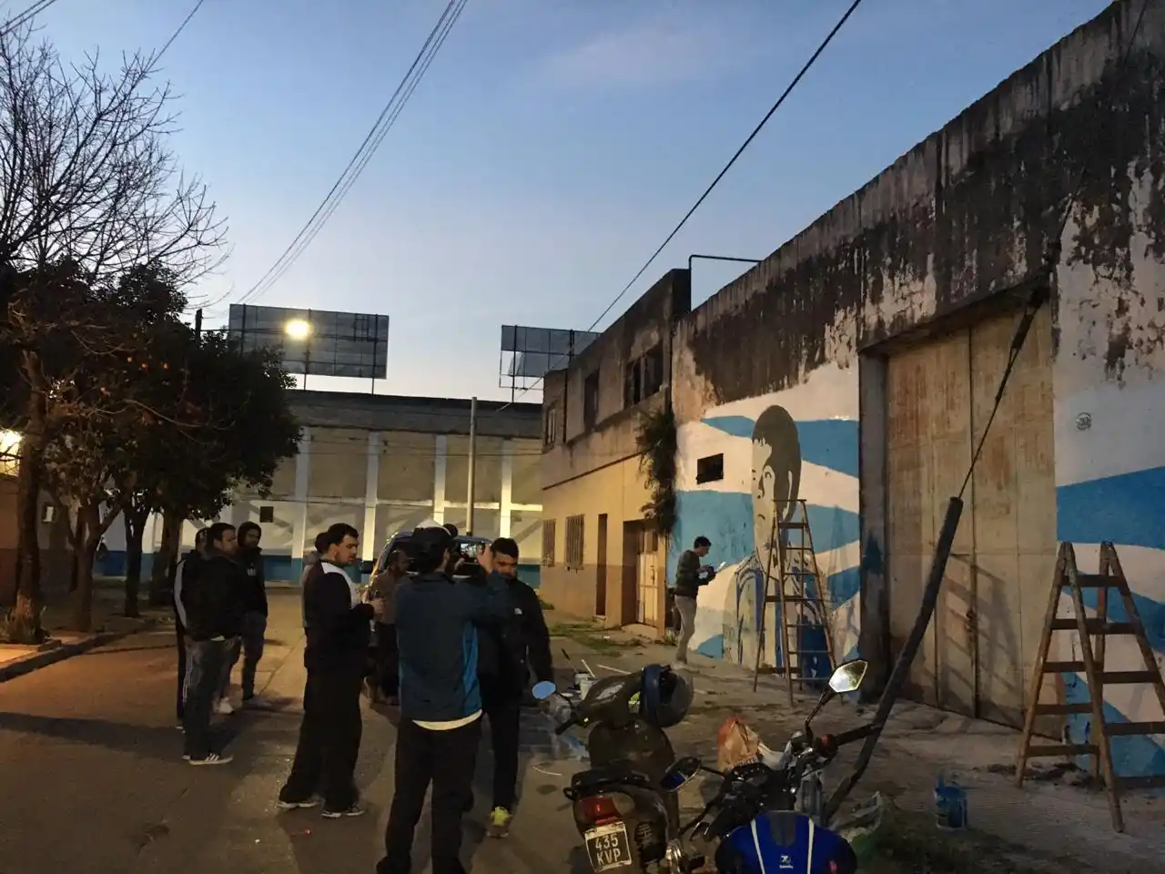 MANOS A LA OBRA. Los hinchas pasaron el fin de semana pintando a los ídolos. 