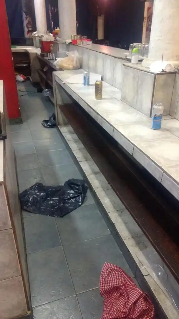 COMPLETO. Ladrones tomaron cerverza antes de dejar el local que desvalijaron.