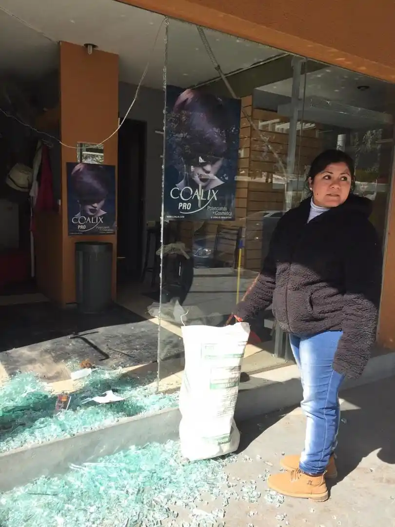 DESESPERADA. María Milagro Arma levanta los vidrios después del robo.