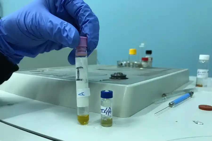 ANÁLISIS. En el laboratorio LISA de la UNT cuentan con un cromatógrafo para conocer la composición exacta de cualquier sustancia, entre ellas el aceite de cannabis.