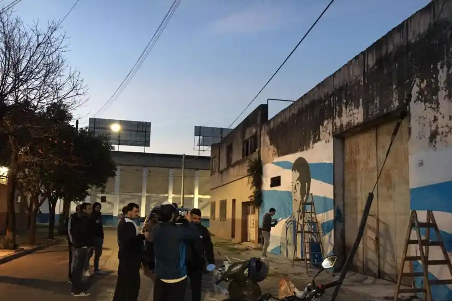 MANOS A LA OBRA. Los hinchas pasaron el fin de semana pintando a los ídolos. 