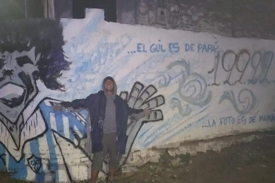 UNA IMAGEN CONOCIDA. Eneas junto al dibujo de su papá, Mauro Amato.