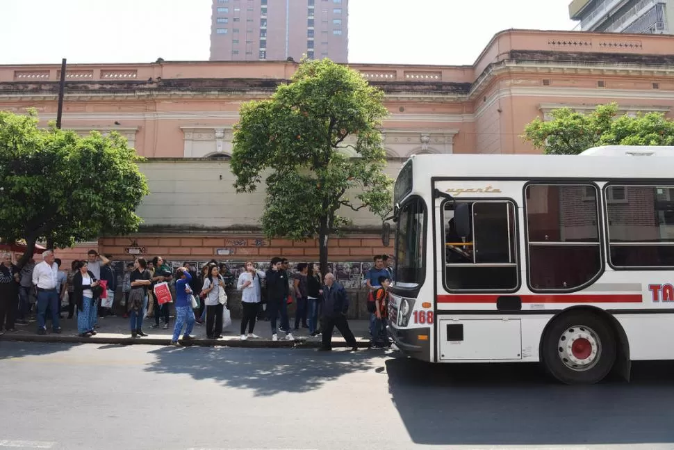REHENES DE UN SERVICIO. Más de 300.000 personas utilizan el transporte público de Tucumán cada día. la gaceta / foto de Analía Jaramillo