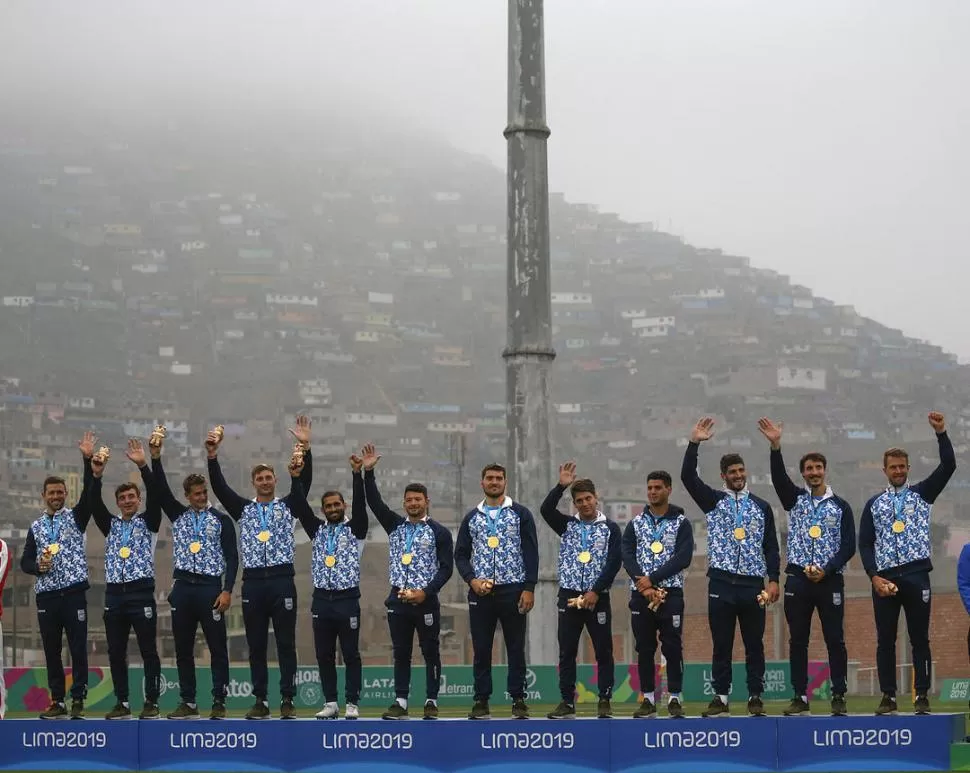 AL FIN SE DIO EL ORO. La selección de rugby seven, con Vanni en el plantel (octavo desde la izquierda), se trepó a la cima del podio en los Panamericanos, después de vencer a Canadá en la final, por 33 a 10. telam