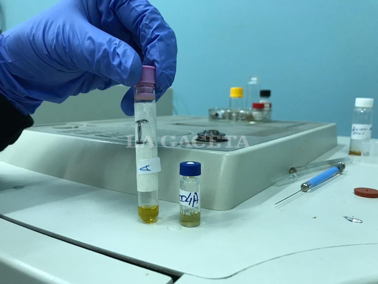 ANÁLISIS. En el laboratorio LISA de la UNT cuentan con un cromatógrafo para conocer la composición exacta de cualquier sustancia, entre ellas el aceite de cannabis.