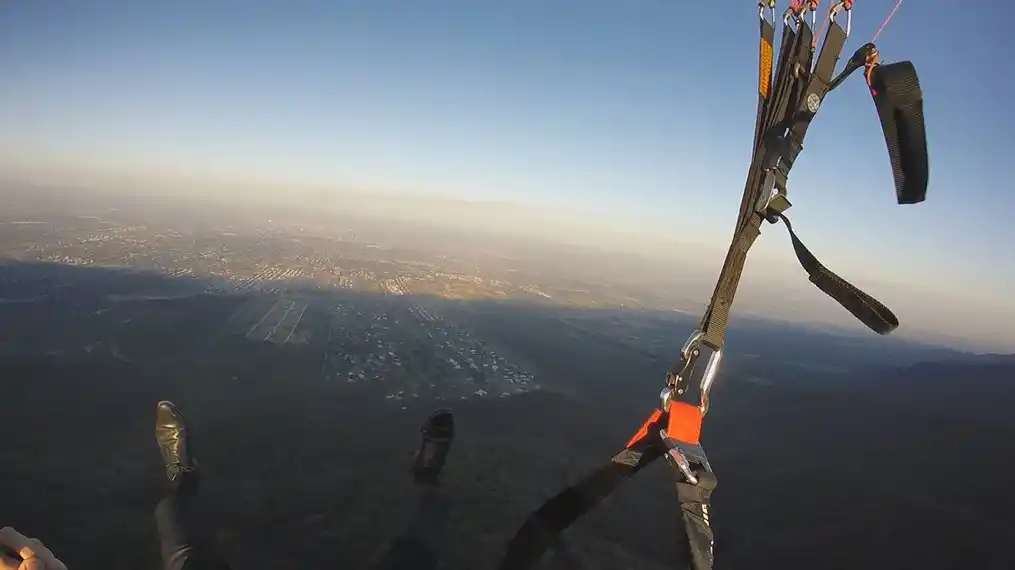 NUNCA VISTO. Augusto de zapatos y traje arriba del parapente.