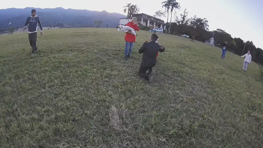 PURA EMOCIÓN. Diana no entendía nada, pero dio el sí.