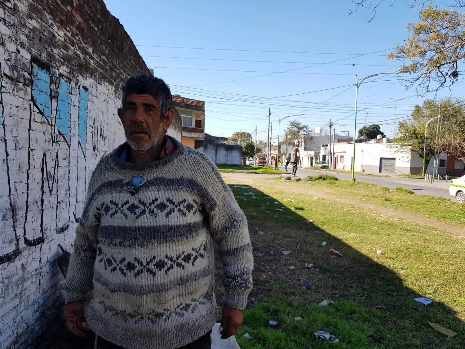 “El hombre de la bolsa” vive en la calle desde hace 35 años