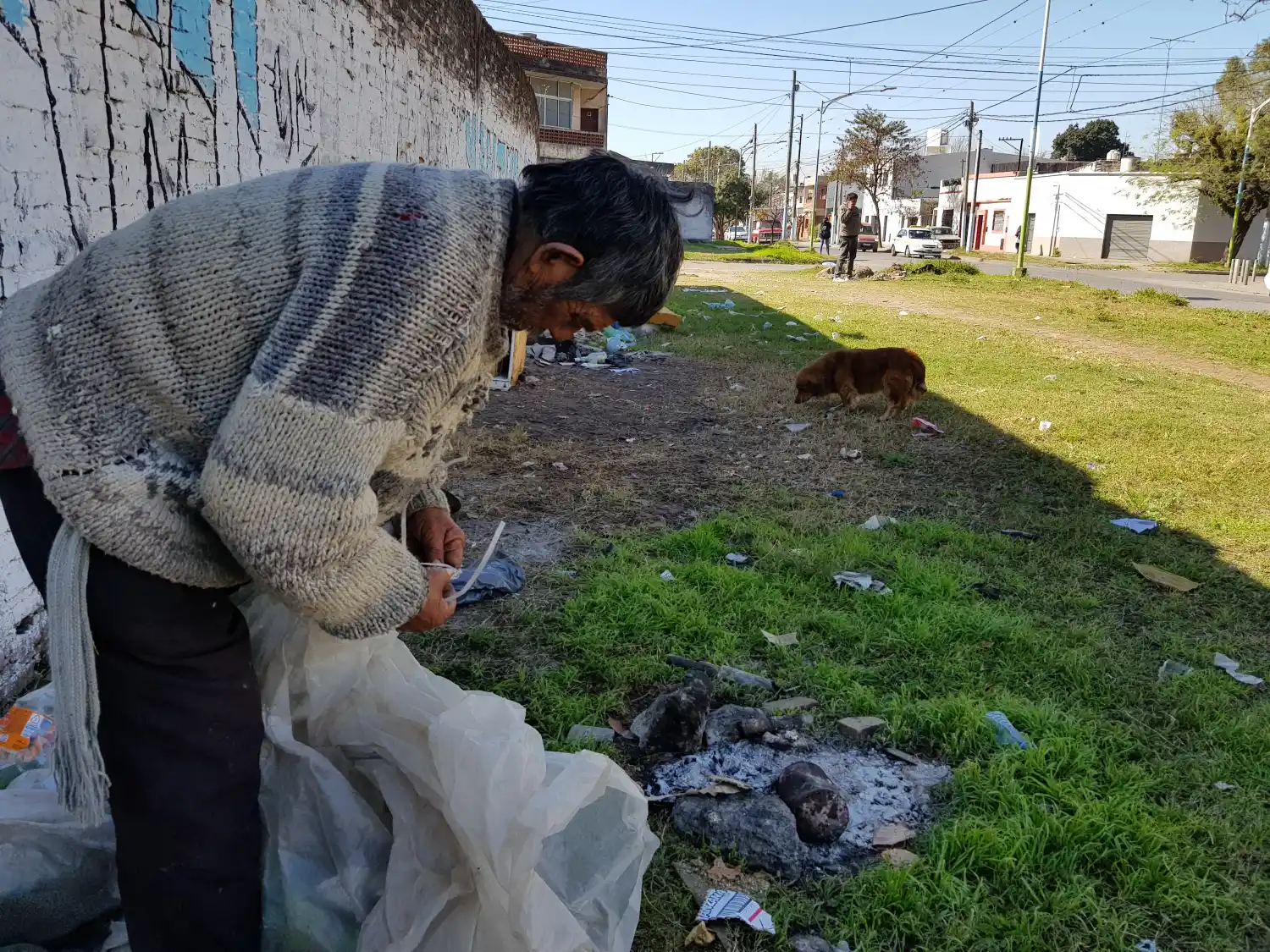 “El hombre de la bolsa” vive en la calle desde hace 35 años