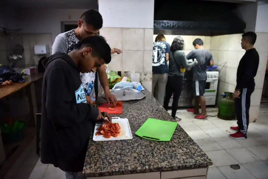COCINEROS. Los jueves son días de aprender cocina. Panza llena...