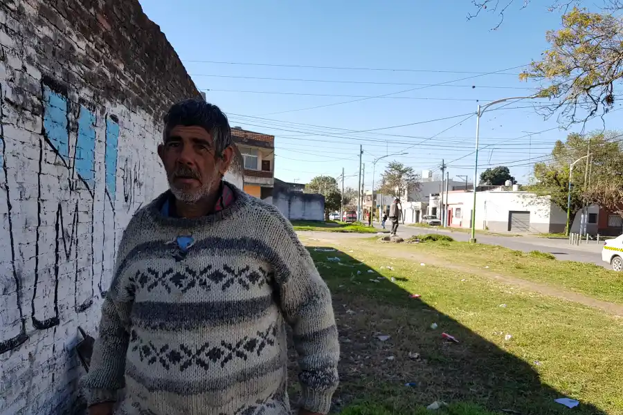 “El hombre de la bolsa” vive en la calle desde hace 35 años