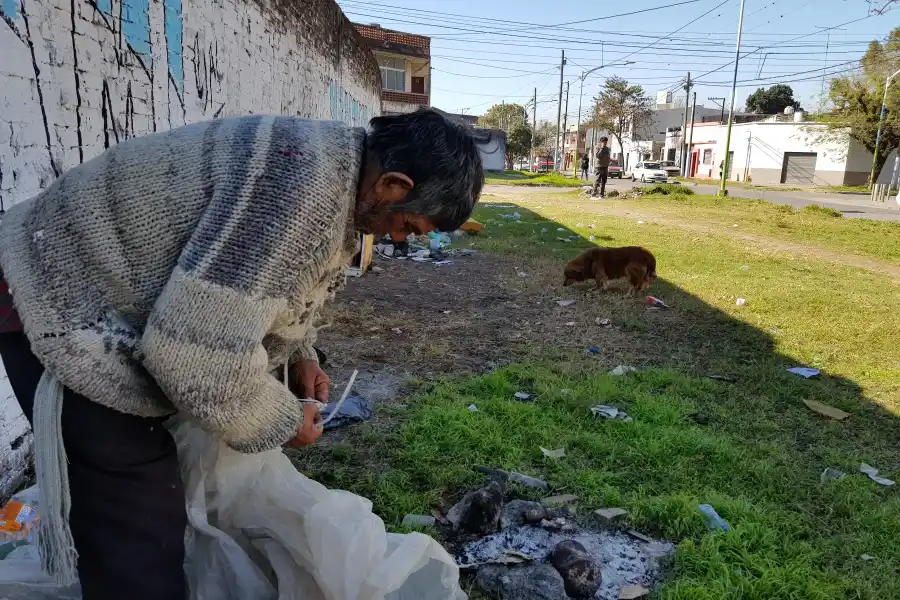 “El hombre de la bolsa” vive en la calle desde hace 35 años