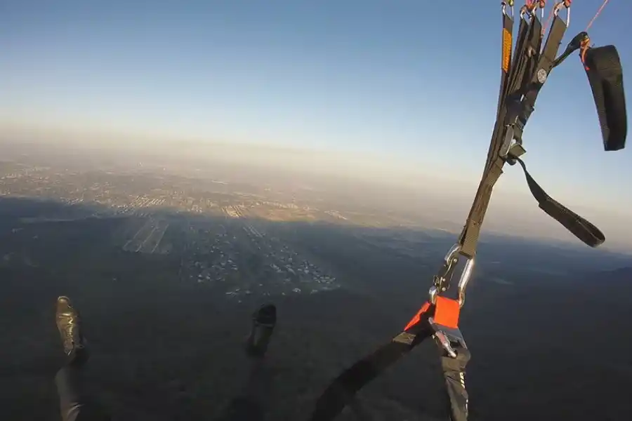 NUNCA VISTO. Augusto de zapatos y traje arriba del parapente.