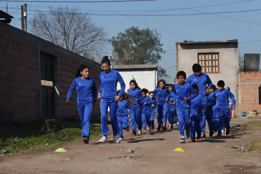 PRIMER. Flor, primera desde la derecha, logró grandes resultados cuando viajó a Mar del Plata.
