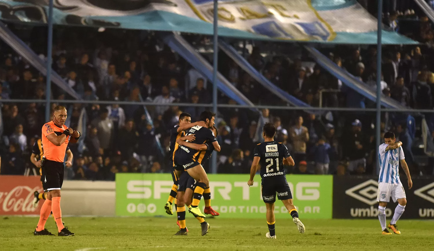 FELIZ. Rius le hizo un golazo a Atlético y lo festeja con sus compañeros. LA GACETA / DIEGO ARÁOZ