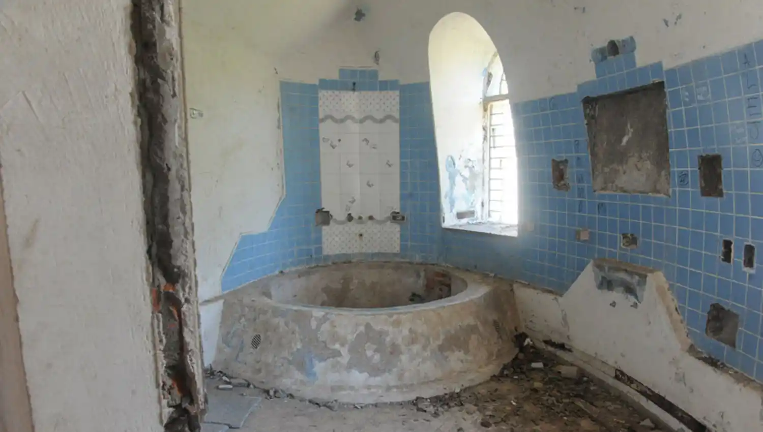 ROTURAS. La dueña decidió dejar la casa y hasta hoy sigue abandonada.   