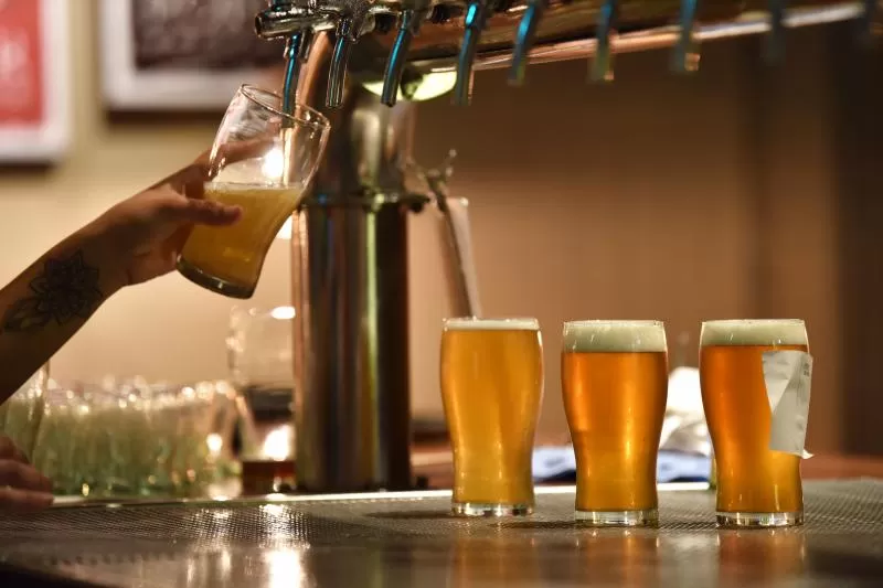 UN MISMO EQUIPO. Las cervezas industriales tiradas aumentaron sus ventas con el auge de la artesanal.