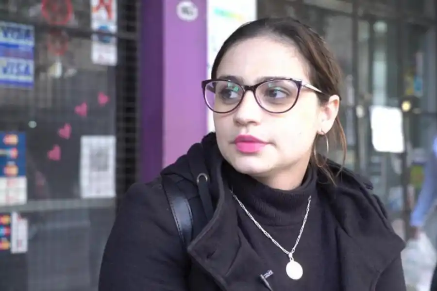 TRAUMA. Irma prefirió no mostrar su rostro durante la entrevista.