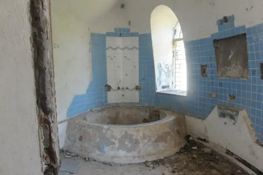 ROTURAS. La dueña decidió dejar la casa y hasta hoy sigue abandonada.   