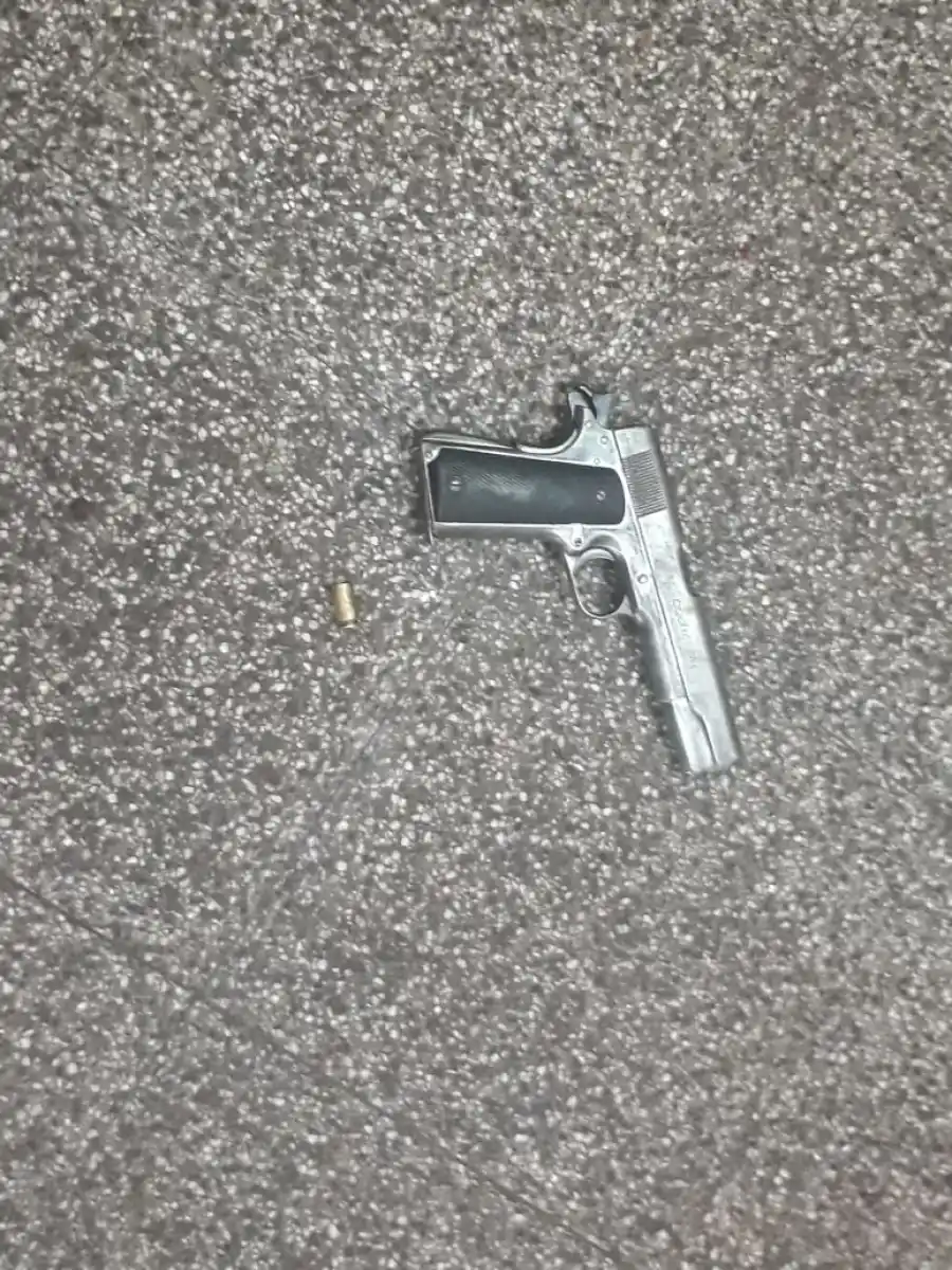 ARMA DE GUERRA. La pistola calibre 11.25 que disparó uno de los asaltantes. 