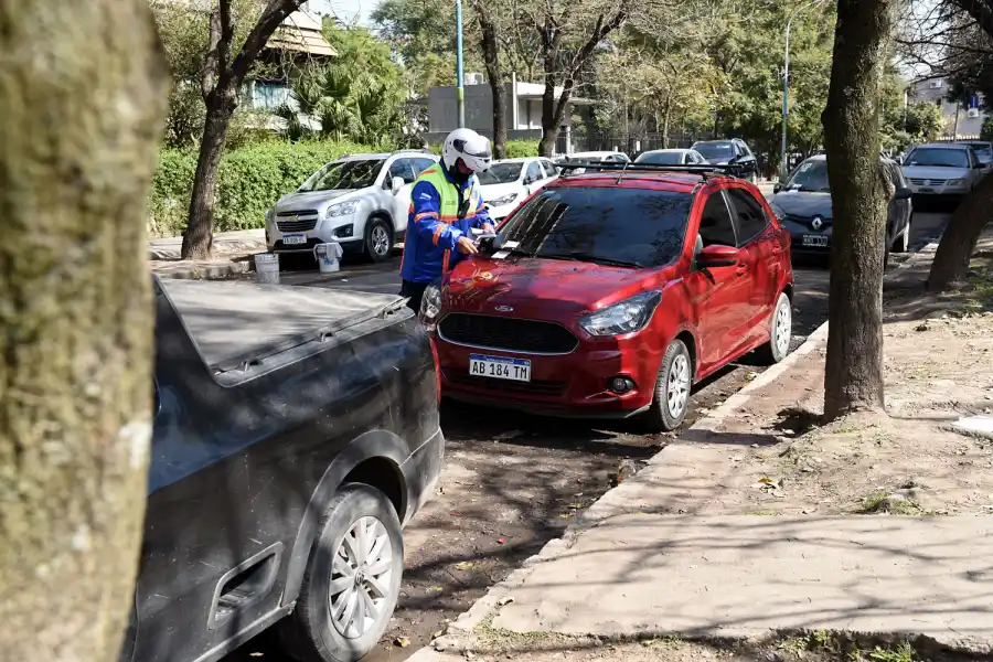 Los automovilistas convirtieron la zona de la Legislatura y de los Tribunales en tierra de nadie