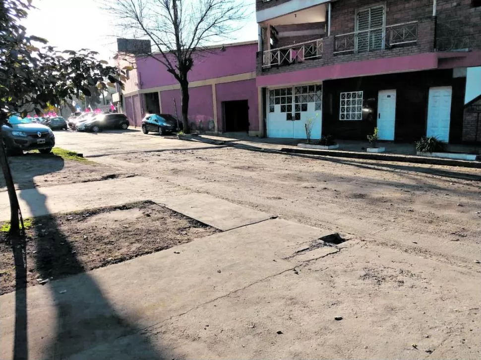  En Arroyo y Pinedo al 900 quedó media cuadra sin asfaltar