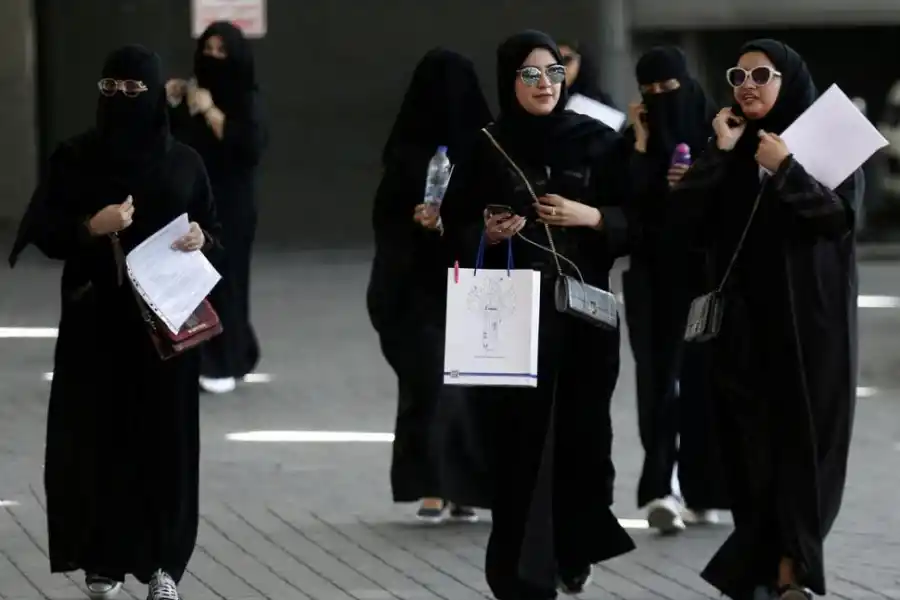  Arabia Aaudita reduce controles a las mujeres