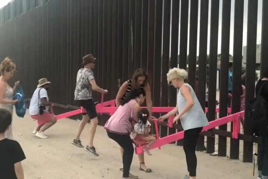  Por un rato, la frontera se convirtió en zona de juegos