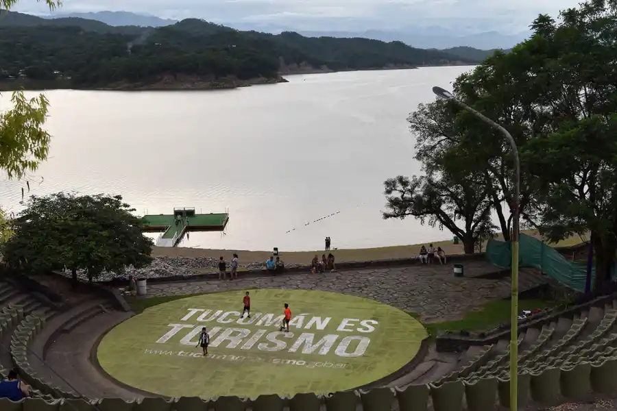 El dique El Cadillal siempre convoca a los tucumanos.