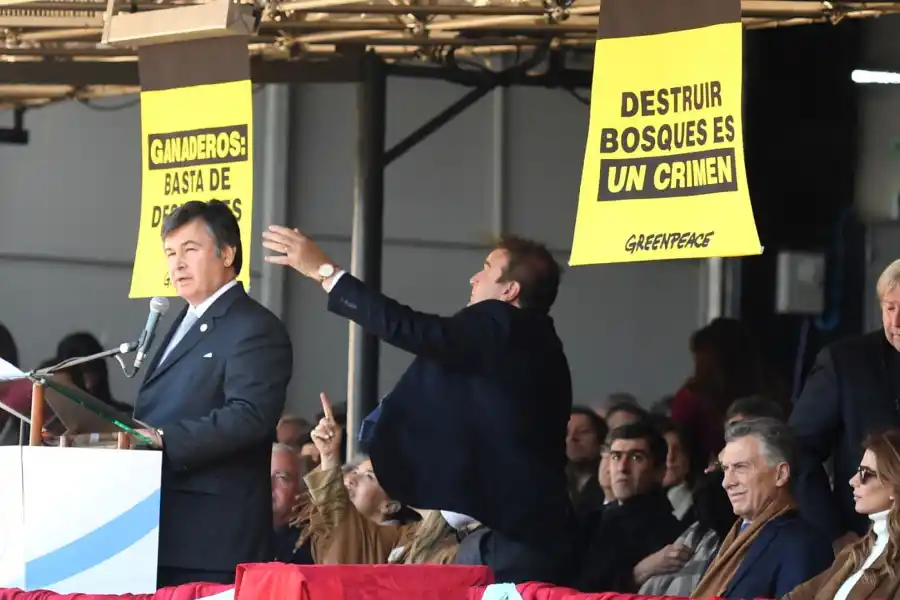 Una protesta burló la seguridad y sorprendió a Macri en la Rural