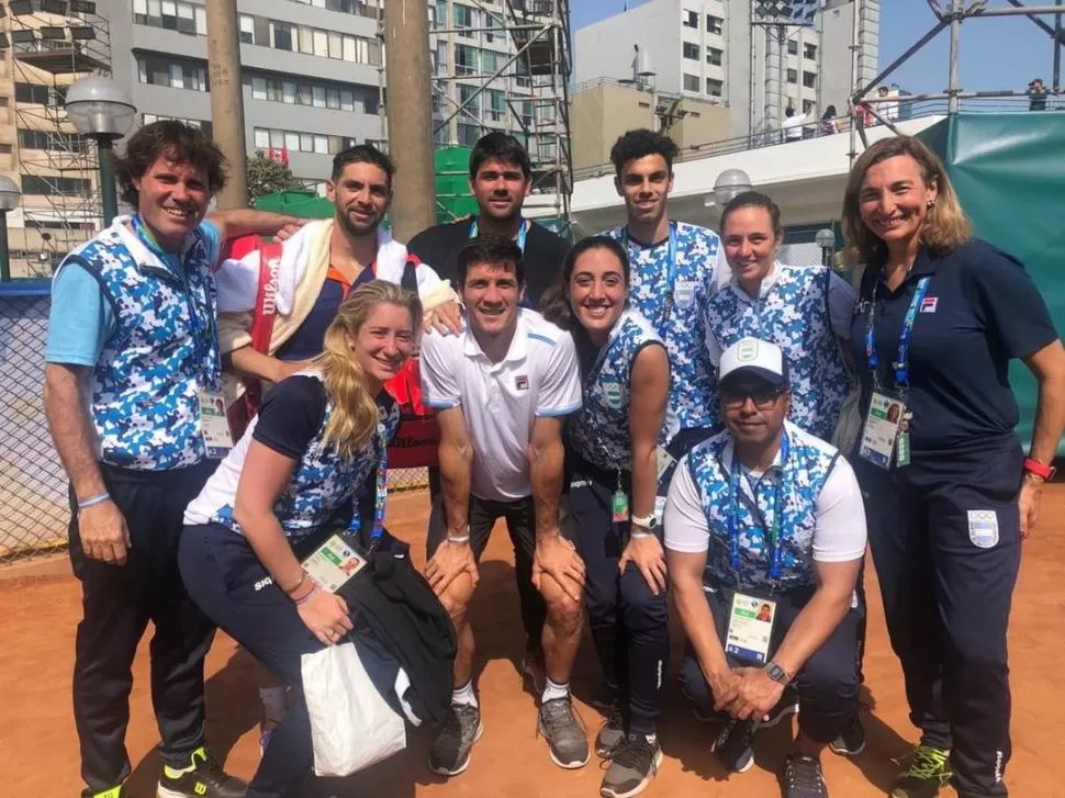 MEZCLADOS. Los tenistas “albicelestes” se unieron para la foto. Paz (última, de pie) estará atenta al partido de Nadia Podoroska (primera en cuclillas) que busca la final. 