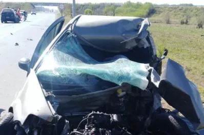 Triple choque en la entrada a Famaillá: falleció una mujer que embistió un camión