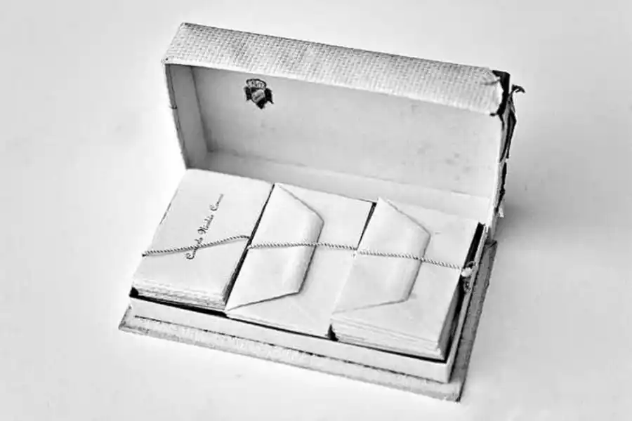 CAJA DE TARJETAS. Los pequeños cartones tenían un peculiar lenguaje. 