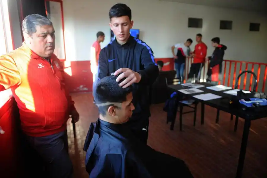 ESTILO. Aunque no vive en la pensión, Nicolás Villalba es el peluquero del grupo.