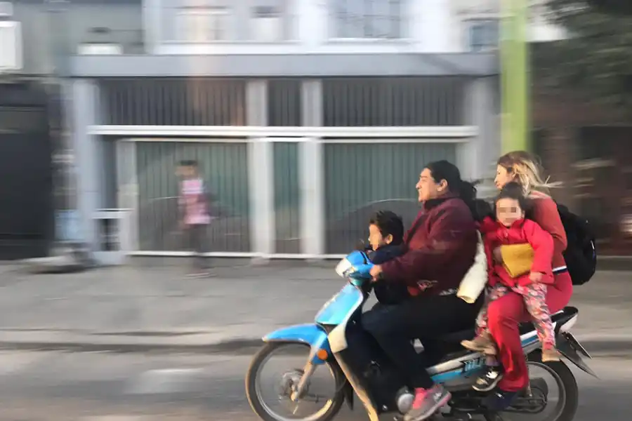 Cinco personas arriba de una moto, sin casco, en la avenida Mate de Luna