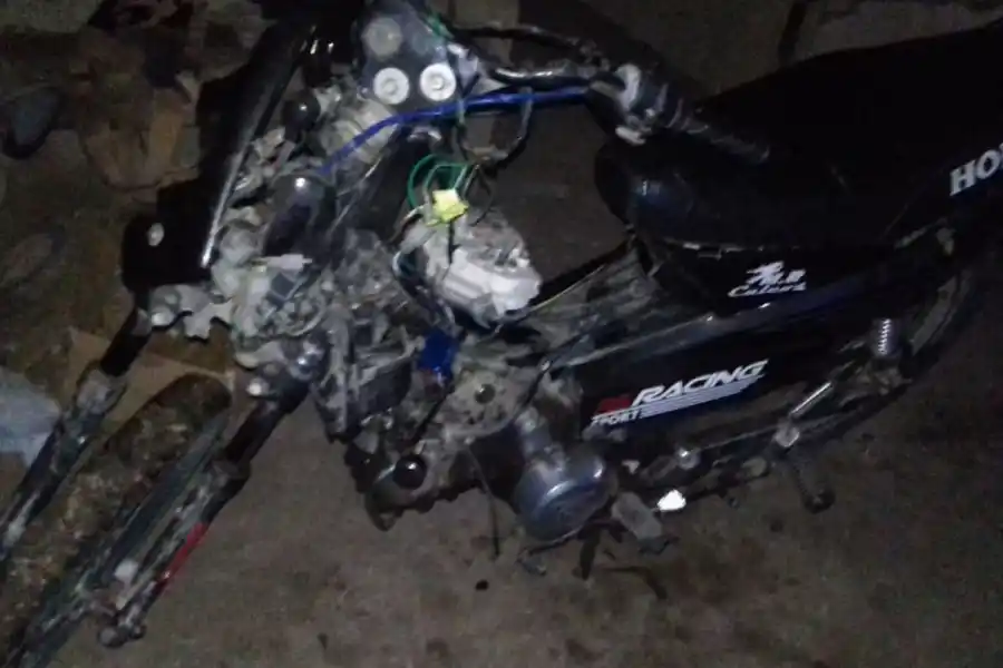 DESTRUIDA. Así quedó la moto de Nahuel Córdoba tras chocar esta madrugada con un caballo.