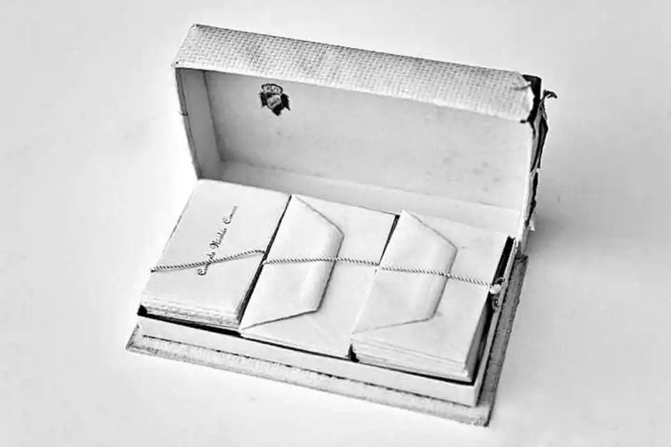 CAJA DE TARJETAS. Los pequeños cartones tenían un peculiar lenguaje. 