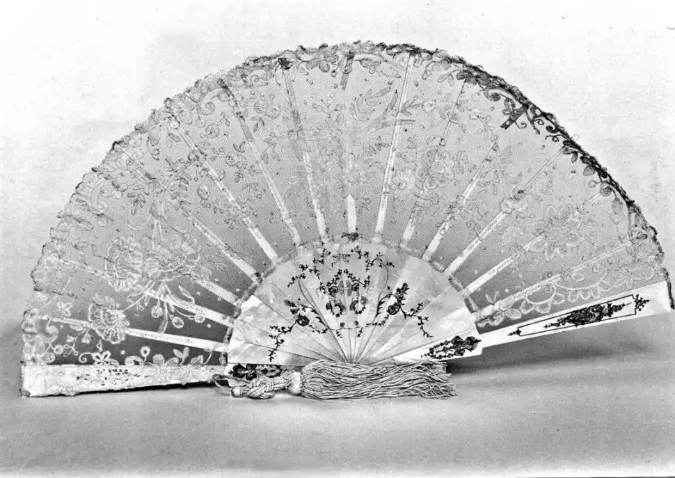 DELICADOS MATERIALES. Nácar y encaje en el abanico que conserva nuestro Museo “Presidente Avellaneda”.