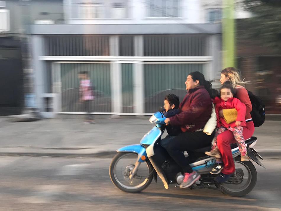 Cinco personas arriba de una moto, sin casco, en la avenida Mate de Luna