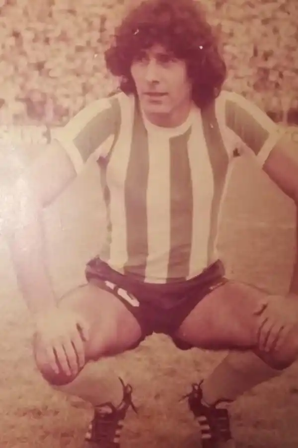 “BLANQUICELESTE”. Ignacio salió campeón con el “Decano” en 1983. 