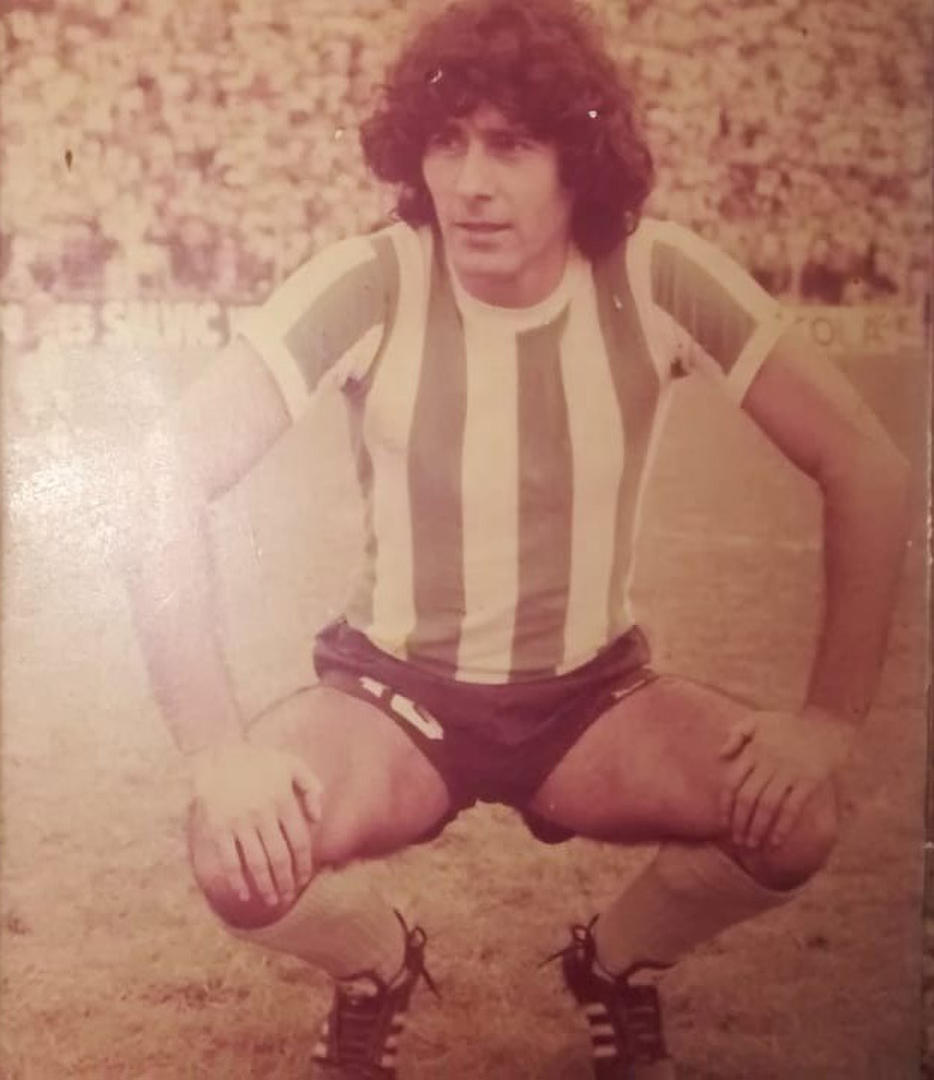 “BLANQUICELESTE”. Ignacio salió campeón con el “Decano” en 1983. 
