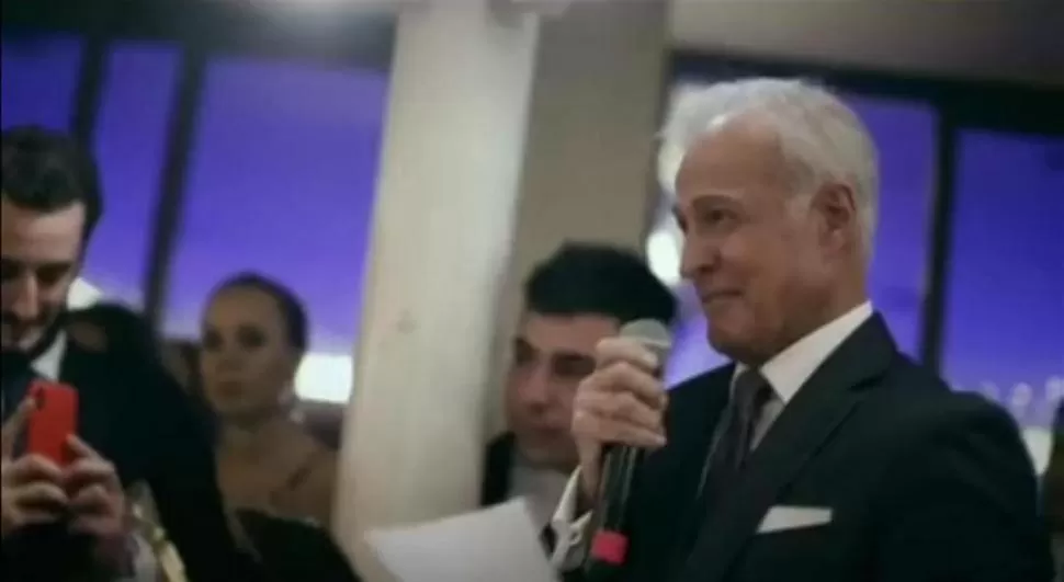 EN SANTIAGO. El juez de Paz Juan Cipriani (Gonzalo) en una boda en Termas. imagen captura de video