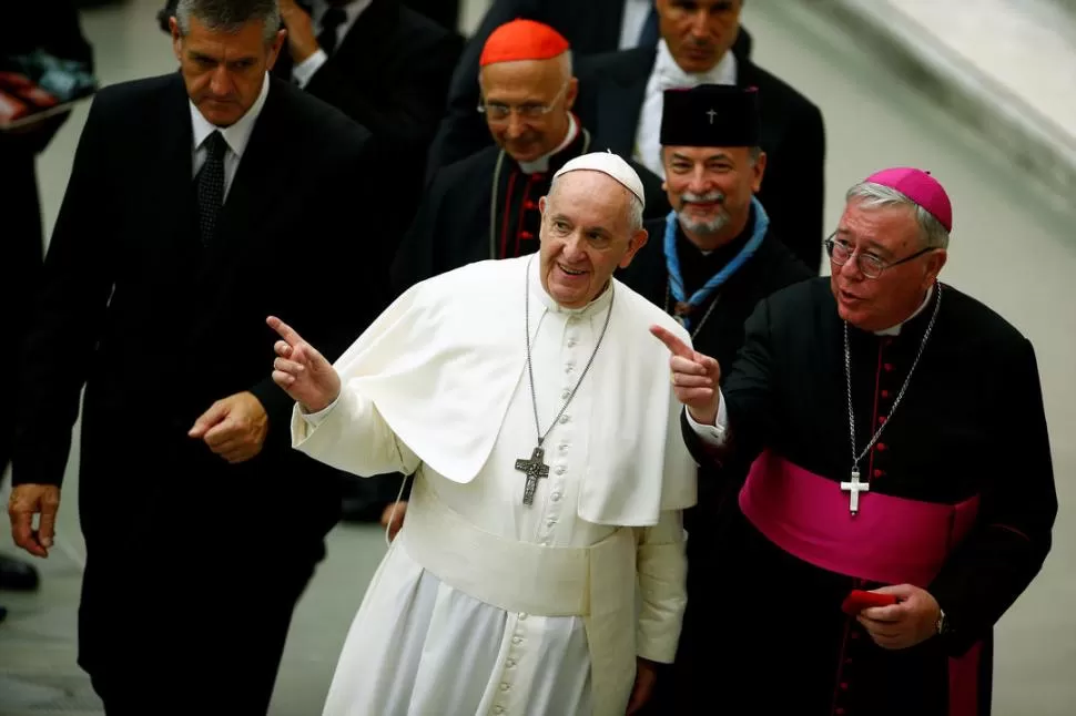 CHARLA. El Papa habló ante miles de integrantes de agrupaciones Scouts, en la sala Pablo VI, del Vaticano. reuters 